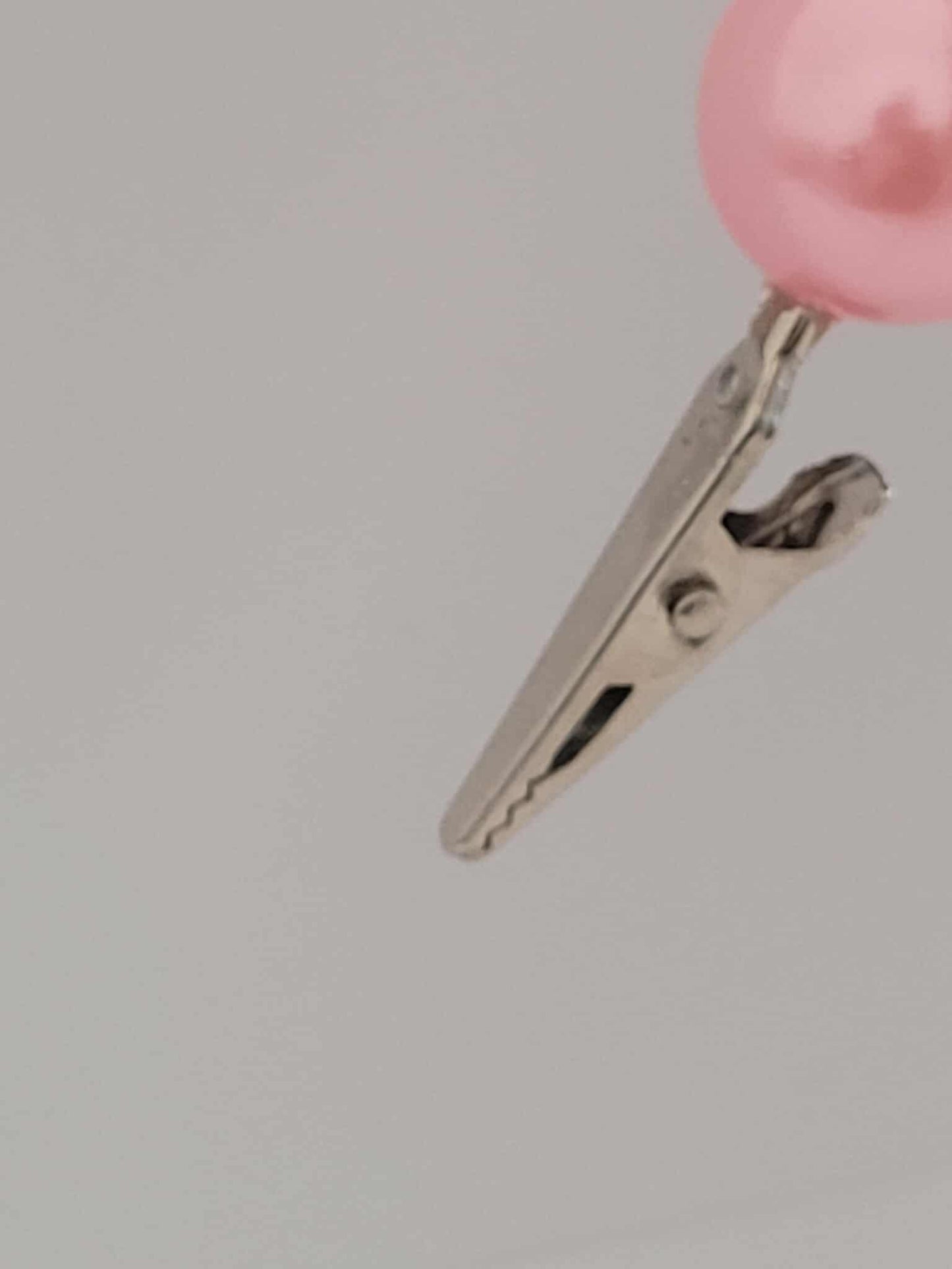 “Pearl Puff Royalty Roach Clip”