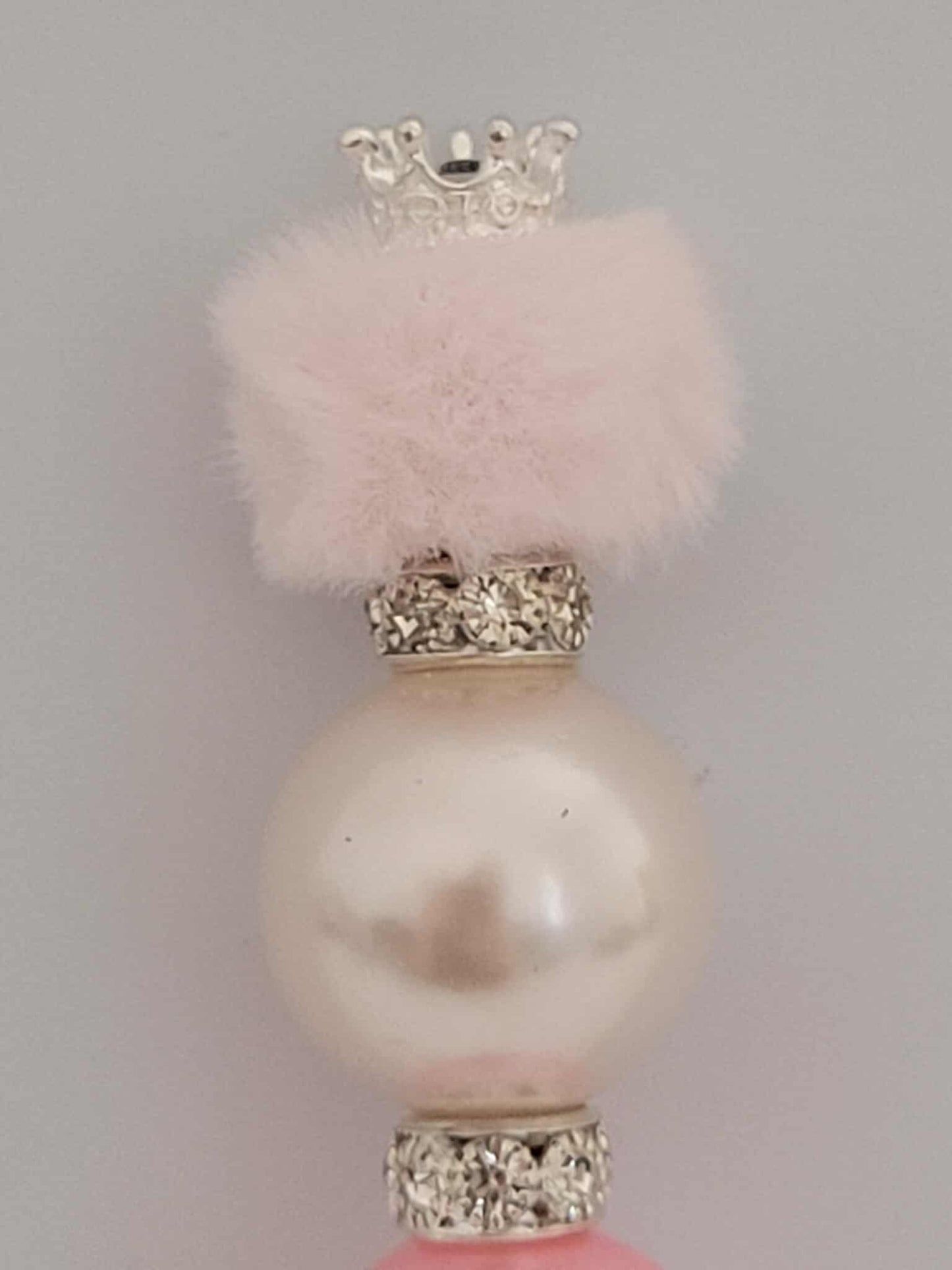 “Pearl Puff Royalty Roach Clip”
